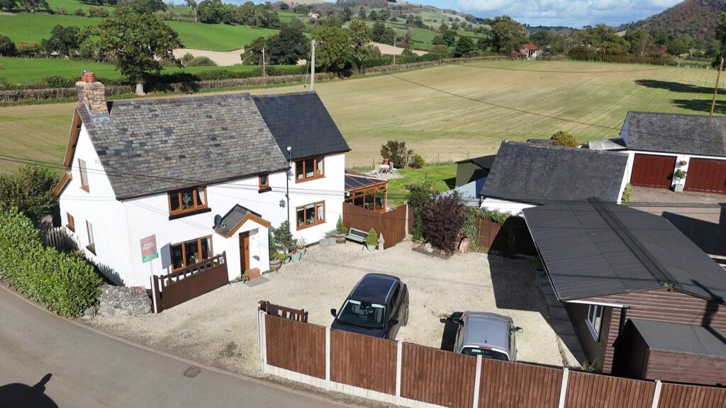 Llanrhaeadr Ym Mochnant photo 34
