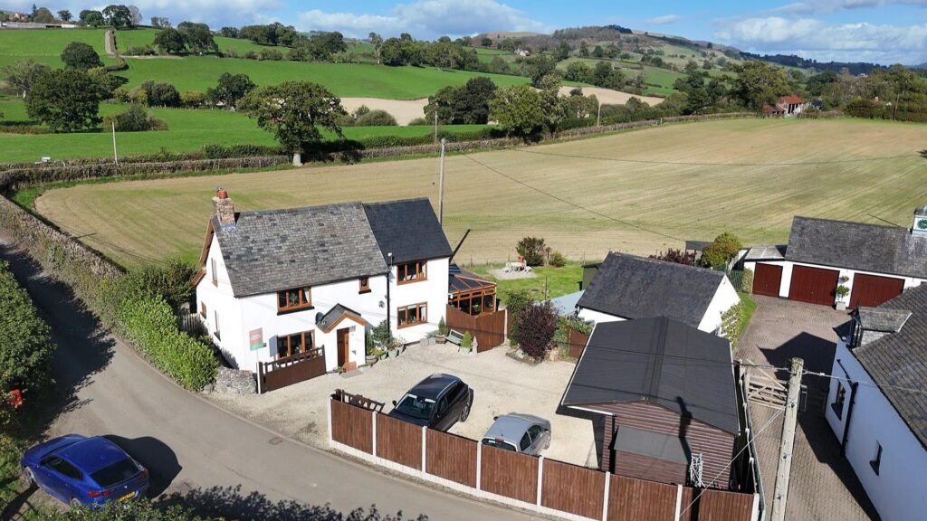 Llanrhaeadr Ym Mochnant photo 2