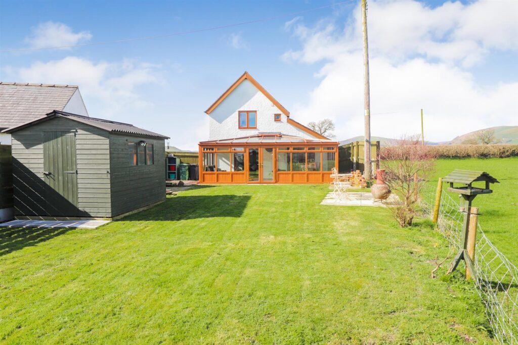 Llanrhaeadr Ym Mochnant photo 15