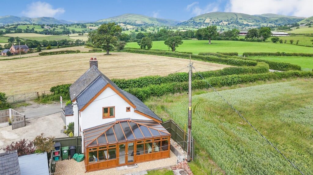 Llanrhaeadr Ym Mochnant photo 4