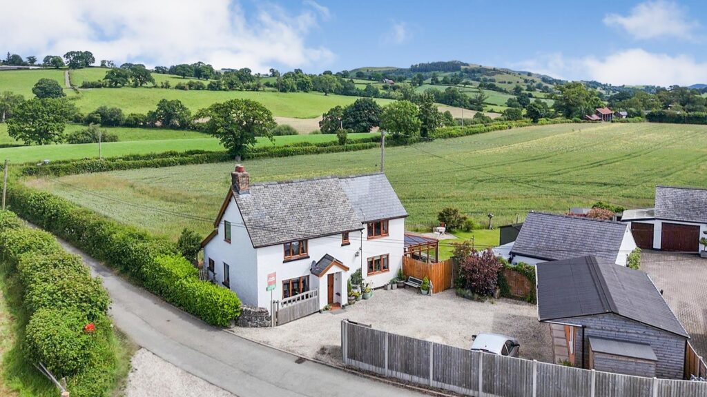 Llanrhaeadr Ym Mochnant photo 1