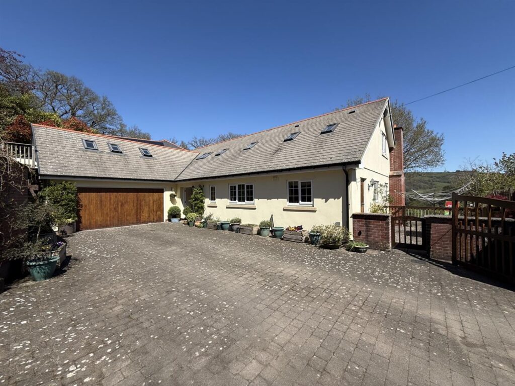 Tyn y Cestyll Road, Glyn Ceiriog, Llangollen photo 33
