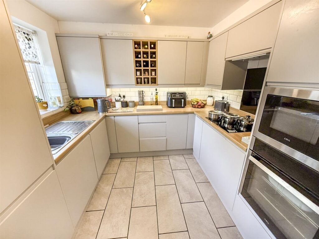 Henley Drive, Oswestry photo 3
