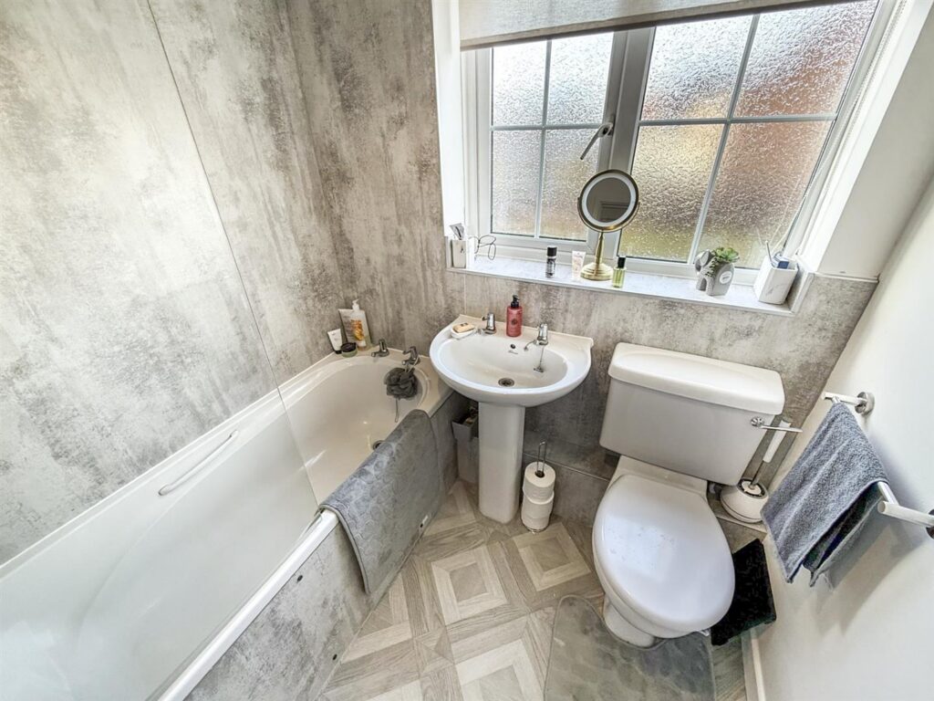 Henley Drive, Oswestry photo 9