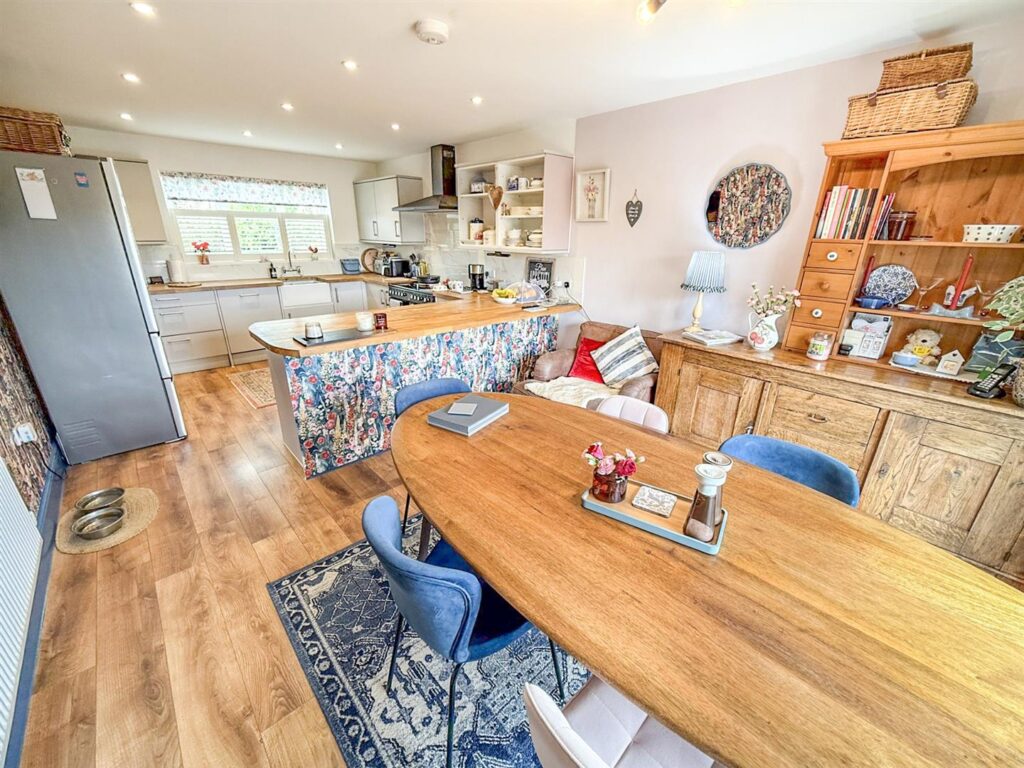 Hengoed photo 7