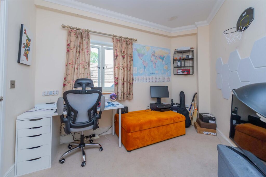 Baytree Close, St Martins photo 33