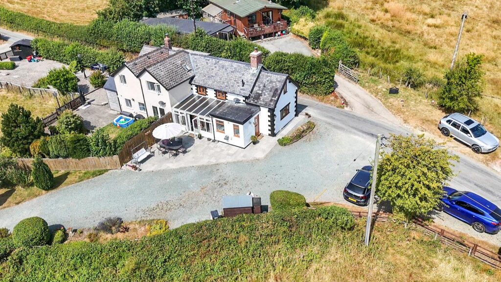 Llanfair Caereinion photo 1