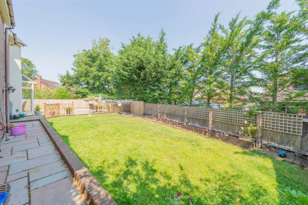 Baytree Close, St Martins photo 35