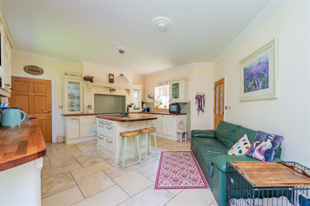 Baytree Close, St Martins photo 7
