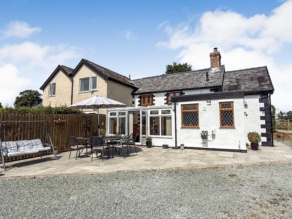 Llanfair Caereinion photo 19