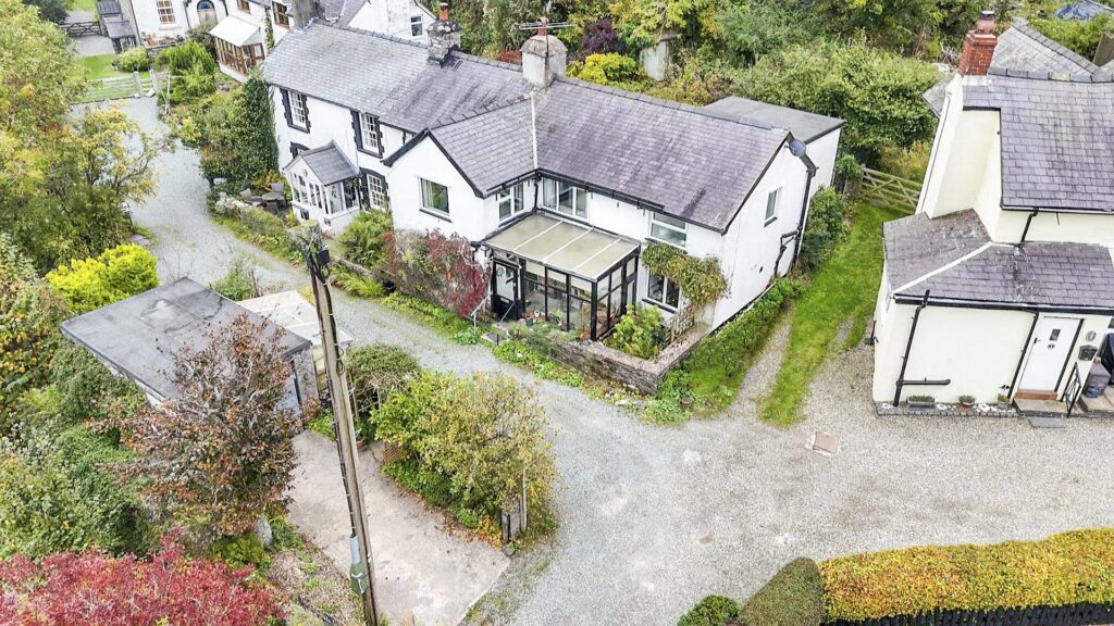 Llanarmon Dyffryn Ceiriog, Llangollen photo 1