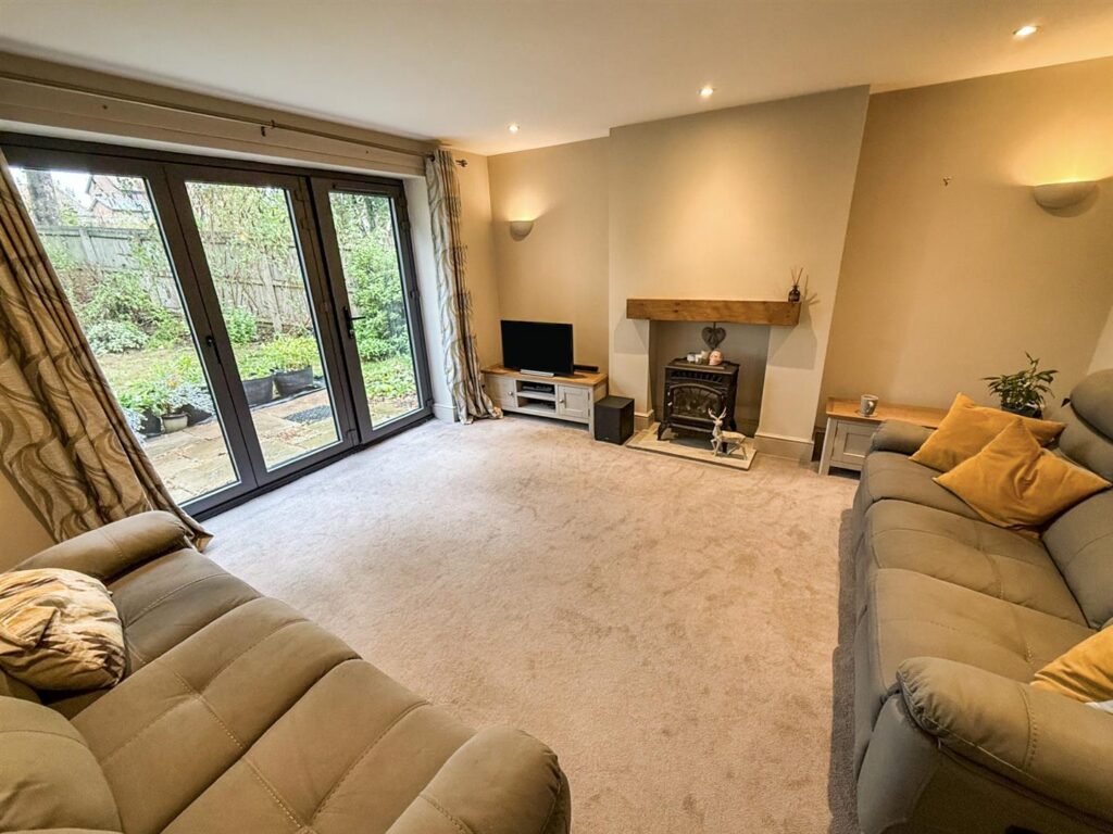 Park Crescent, Park Hall photo 4