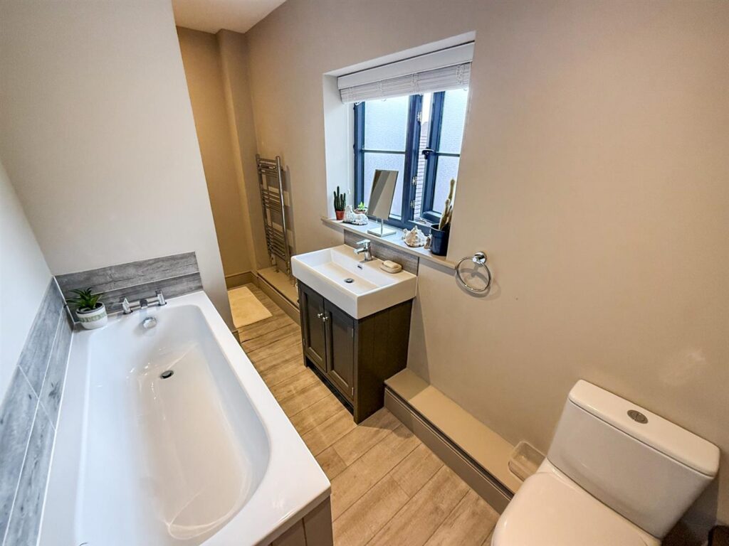 Park Crescent, Park Hall photo 15