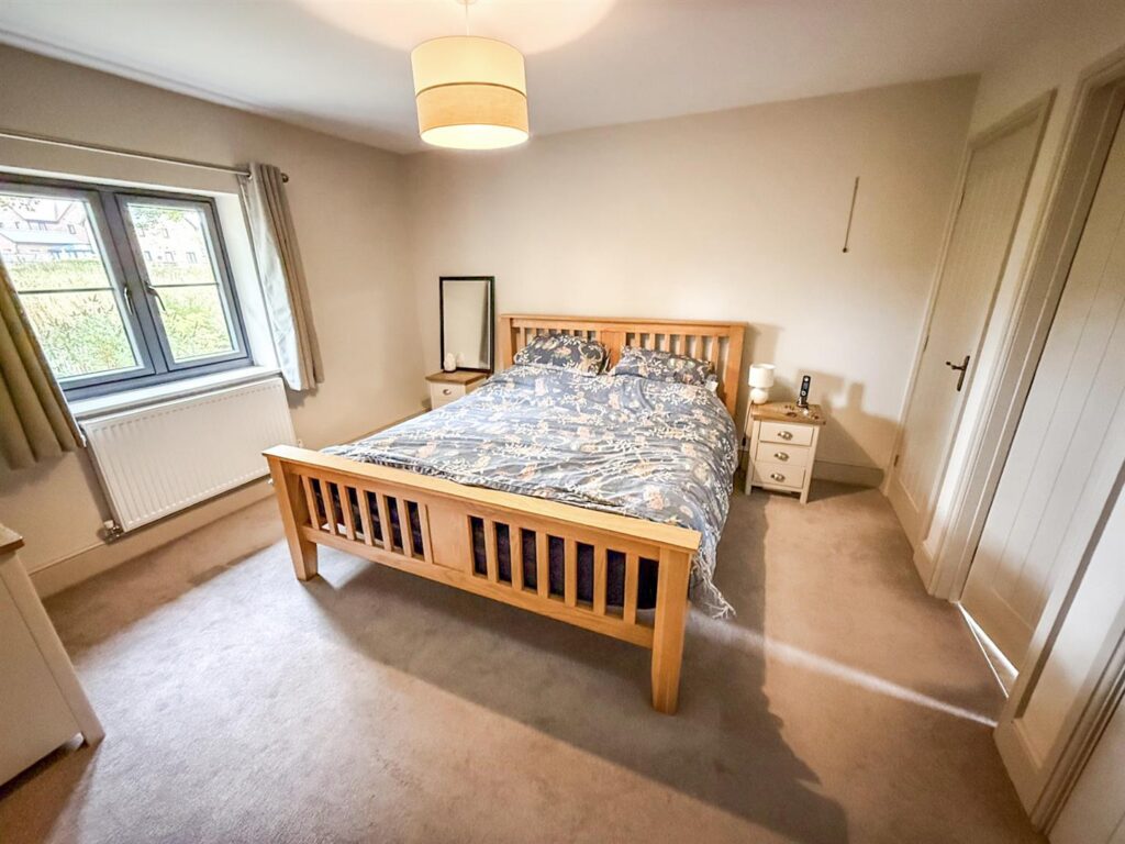 Park Crescent, Park Hall photo 10