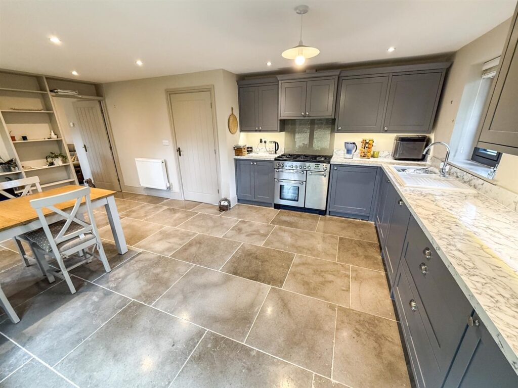 Park Crescent, Park Hall photo 8