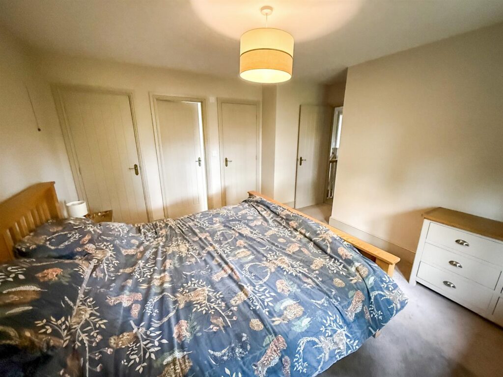 Park Crescent, Park Hall photo 9