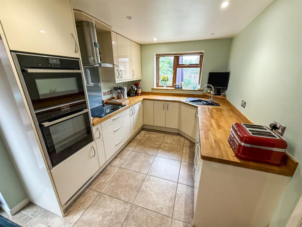 Oaklands Drive, Whittington, Oswestry photo 3
