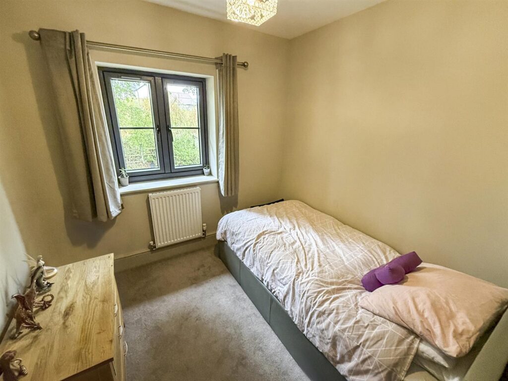 Park Crescent, Park Hall photo 13