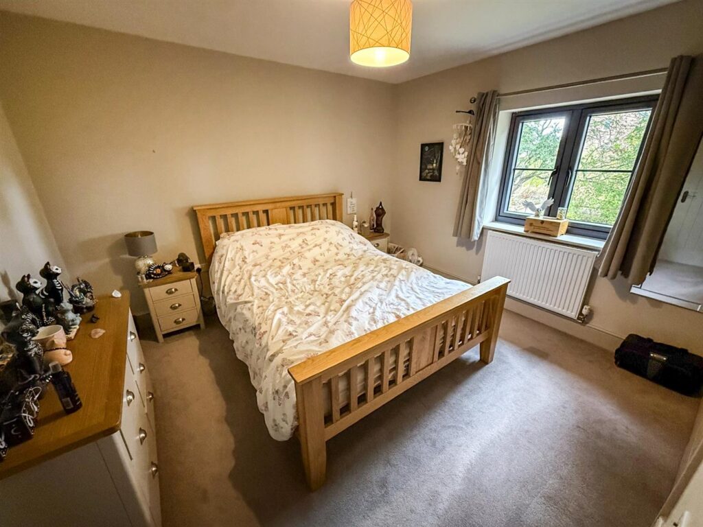 Park Crescent, Park Hall photo 12