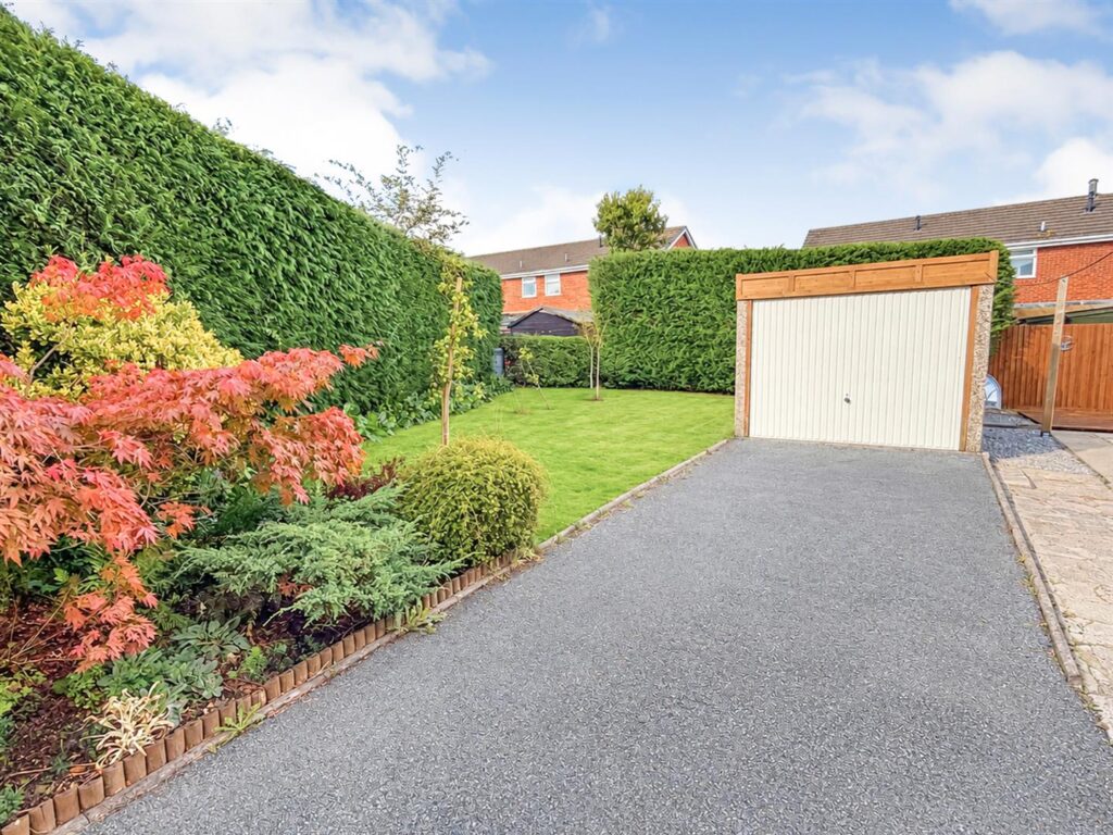 Friars Avenue, Oswestry photo 4