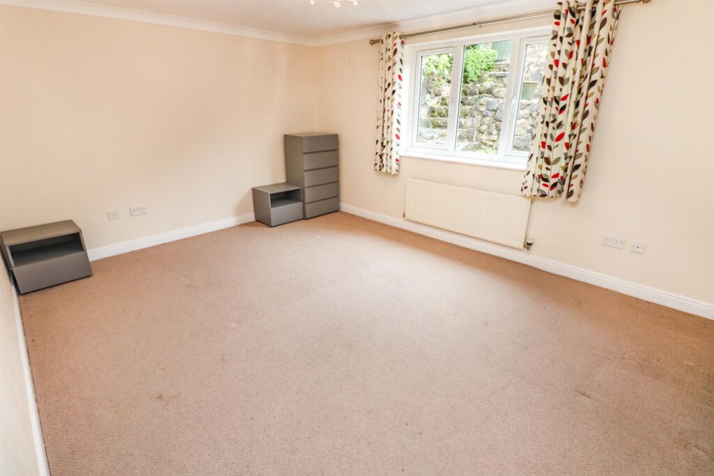 Powis Close, Pant photo 8
