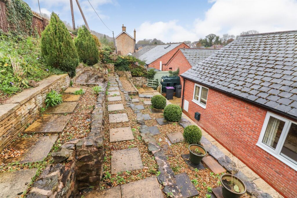 Powis Close, Pant photo 5